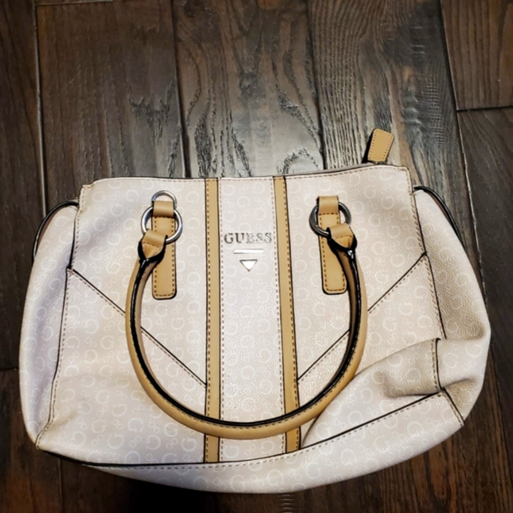 Guess - Picture 5 of 16